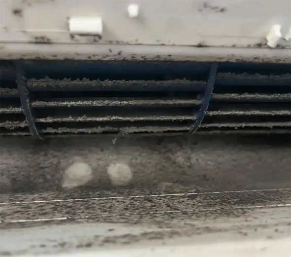 仁布空调吹的风有股烧焦味是怎么回事